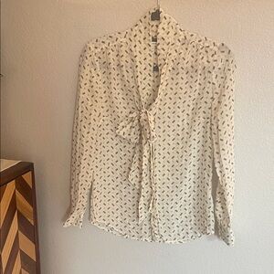 Banana Republic 100%Silk Elegant Cream Blouse small print with Bow Detail